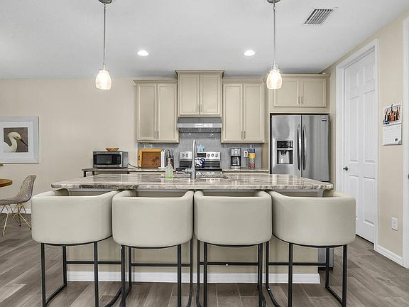 3rd image of 14867 Edgewater Cir