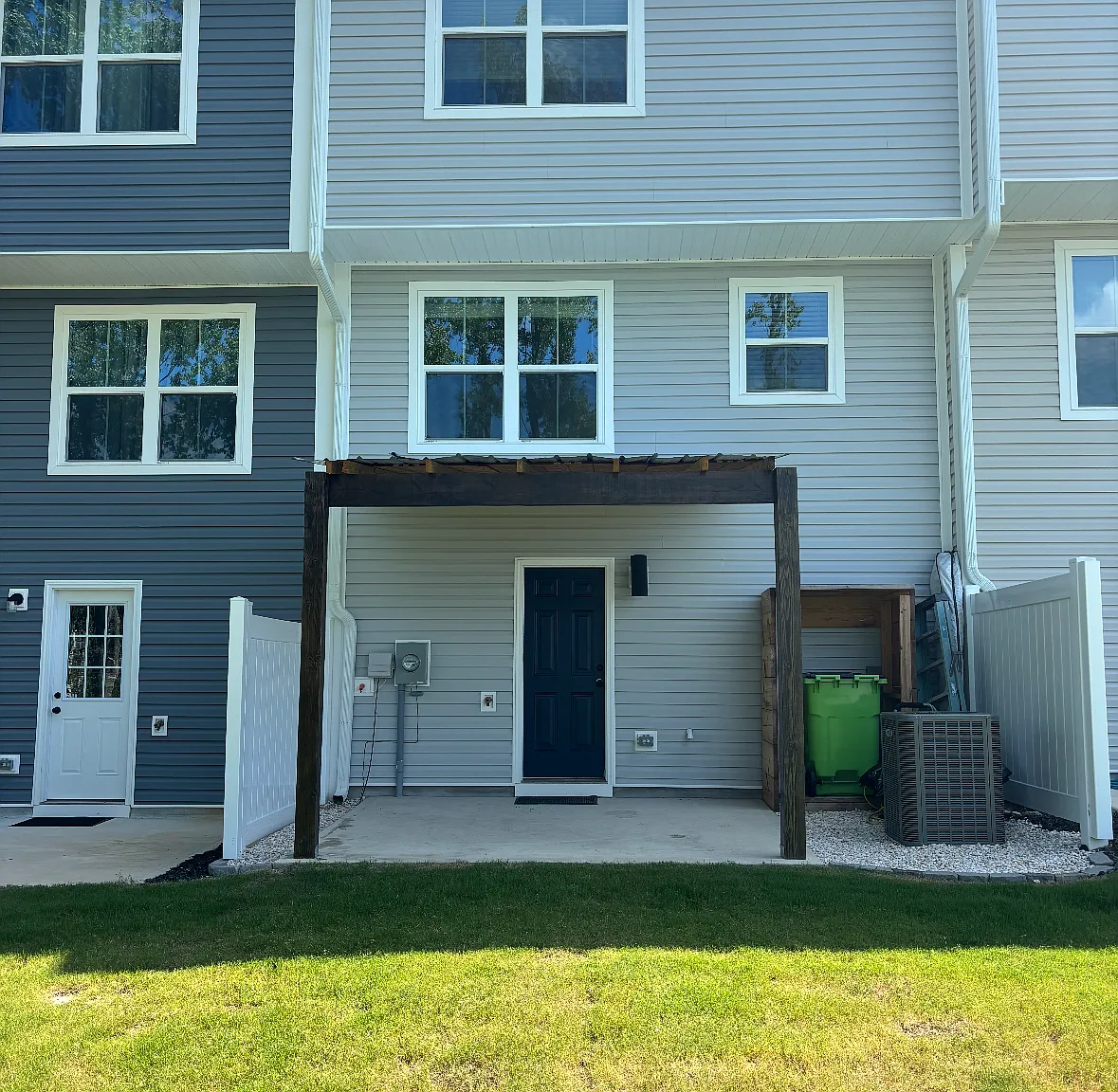 3 bed, 2.5 bath, 1300 sqft, $1,800 — Photo 2