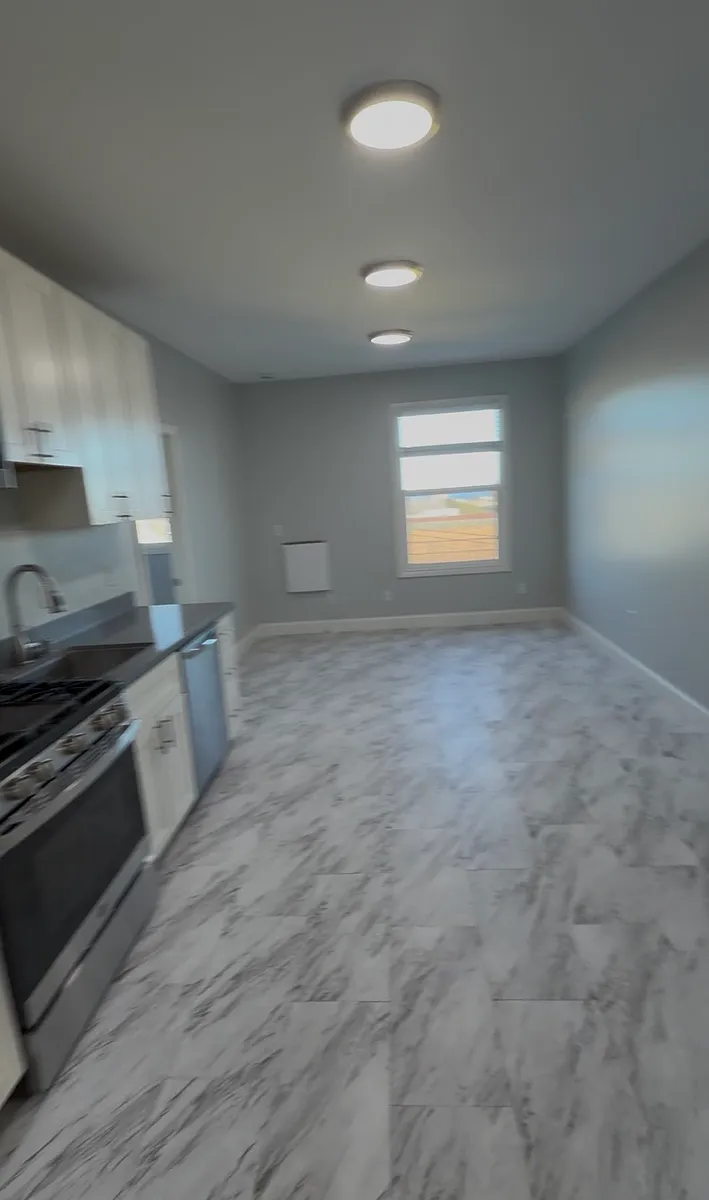 Building Photo - 1505 Revere Ave #204