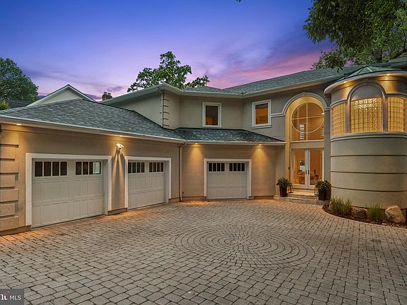 3rd image of 922 Old County Rd