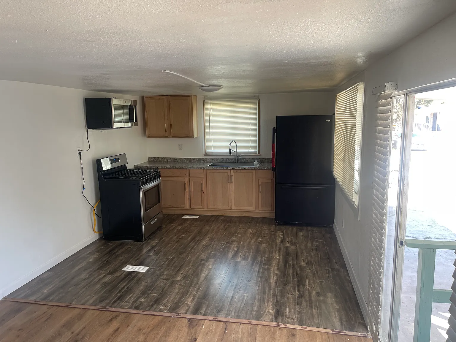 2 bed, 695 sqft, $1,600 — Photo 3