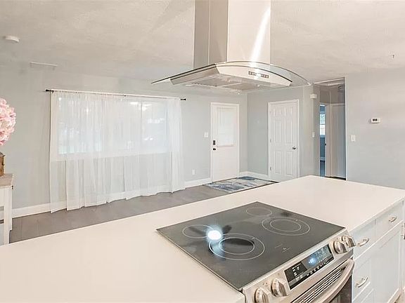 2nd image of 5532 Kiwanis Pl NE