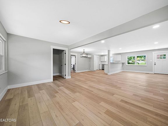 5th image of 327 Greenwood Ave