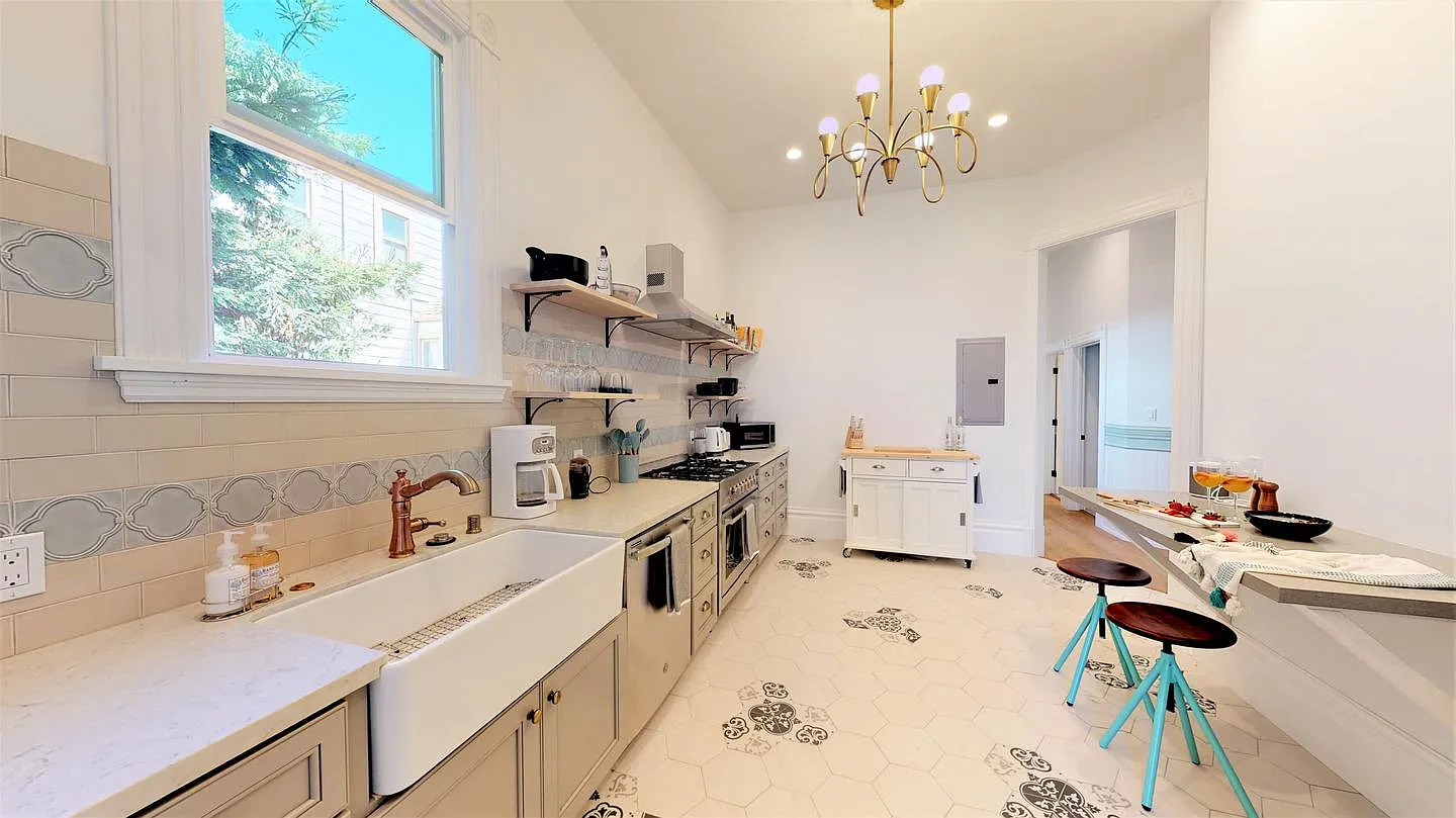 Victorian-style Alamo Square apartment with patio & backyard — Photo 2
