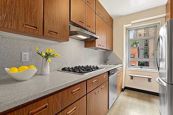 1st image of 20 E 9th St #23B