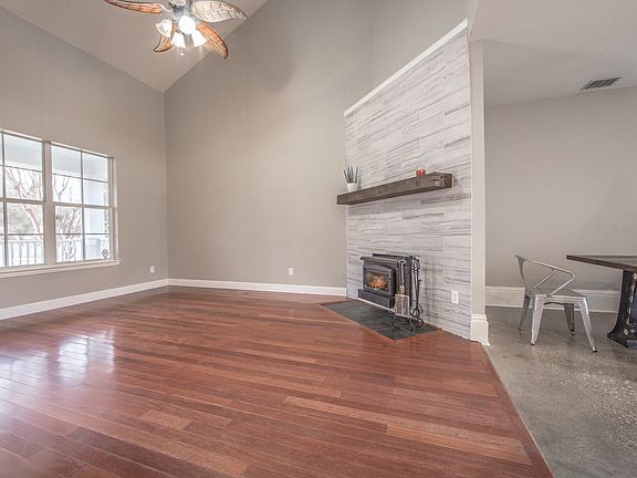 3rd image of 1054 Elm Dr