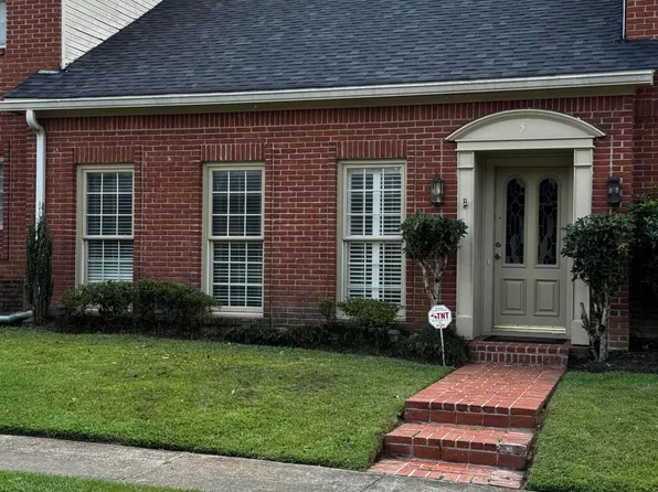 3 Village Green Cir, Jackson, MS 39211