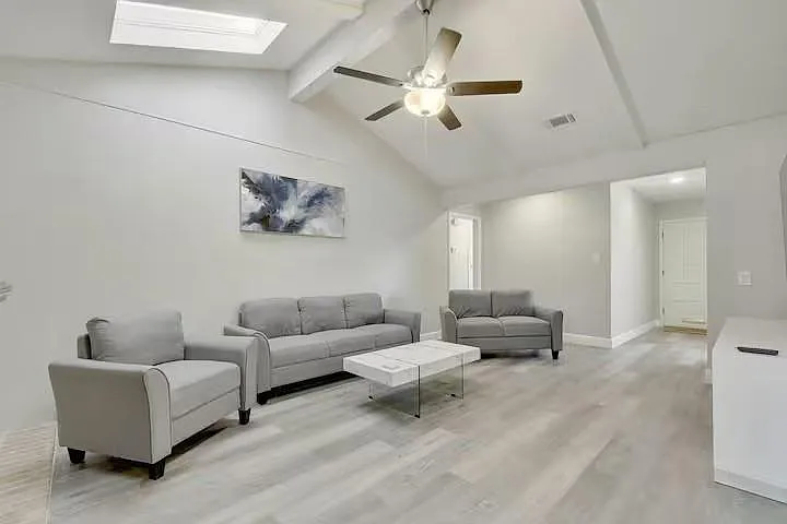 2700 Kerrybrook Ln — Photo 2