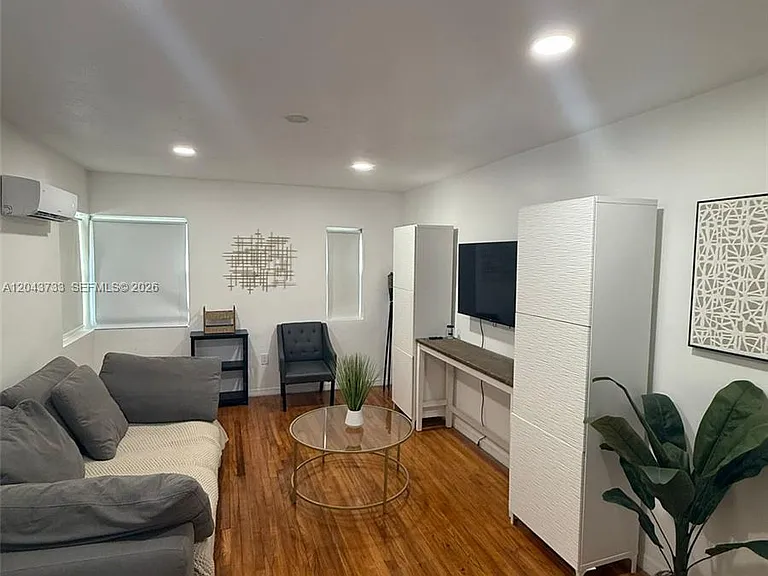 528 NE 70th St #TOP — Photo 10