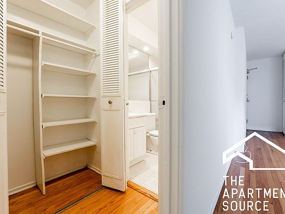 4th image of 738 W Buena Ave #206