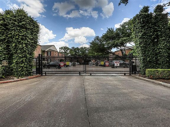 2nd image of 2255 Braeswood Park Dr APT 136