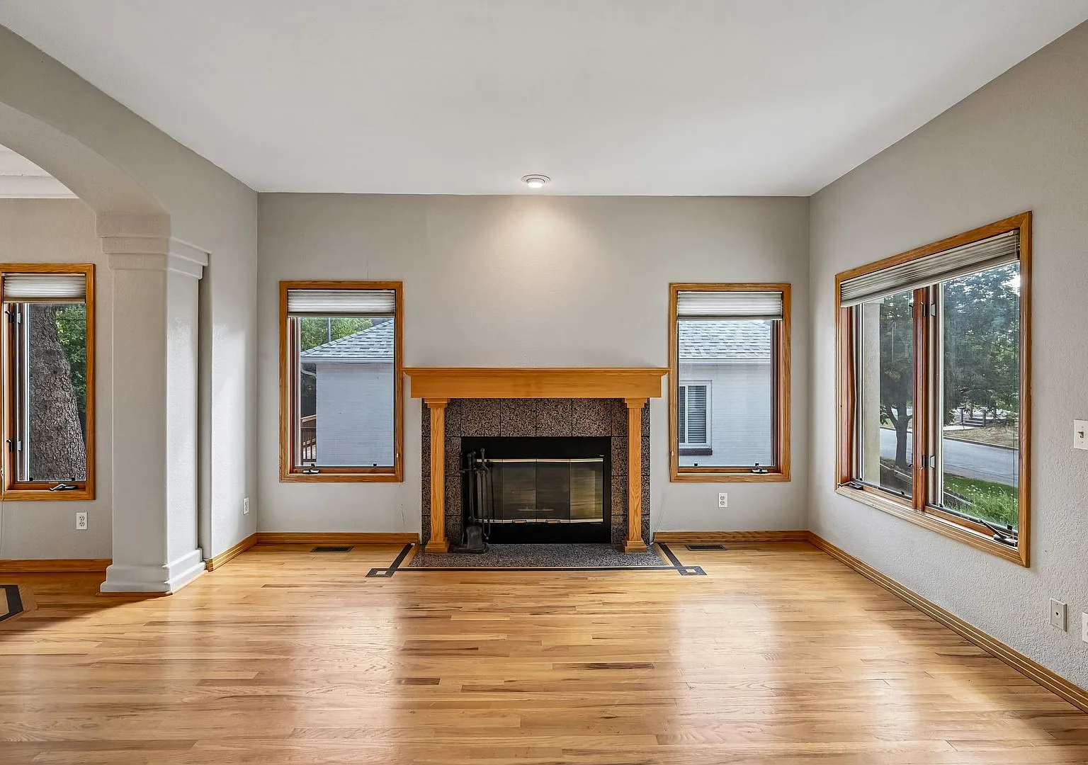 Spacious 5-Bed / 4 bath in desirable South Park Hill — Photo 3