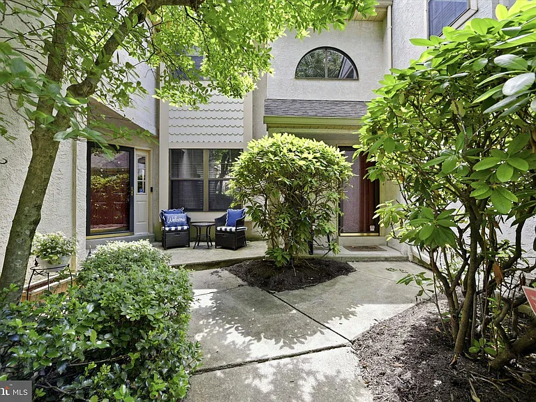 158 Mansion House Dr — Photo 2