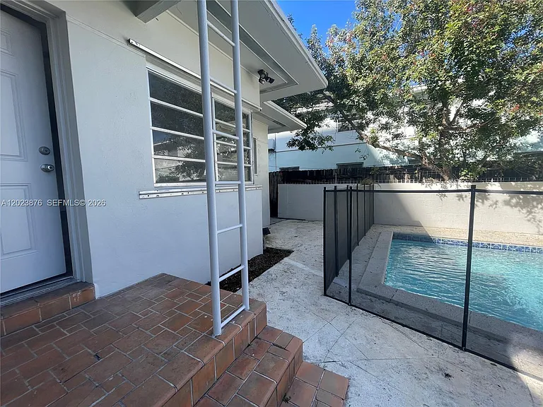 1020 SW 36th Ct — Photo 7