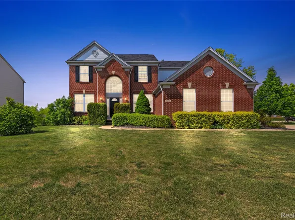 6241 Sapphire Ct, Grand Blanc, MI 48439