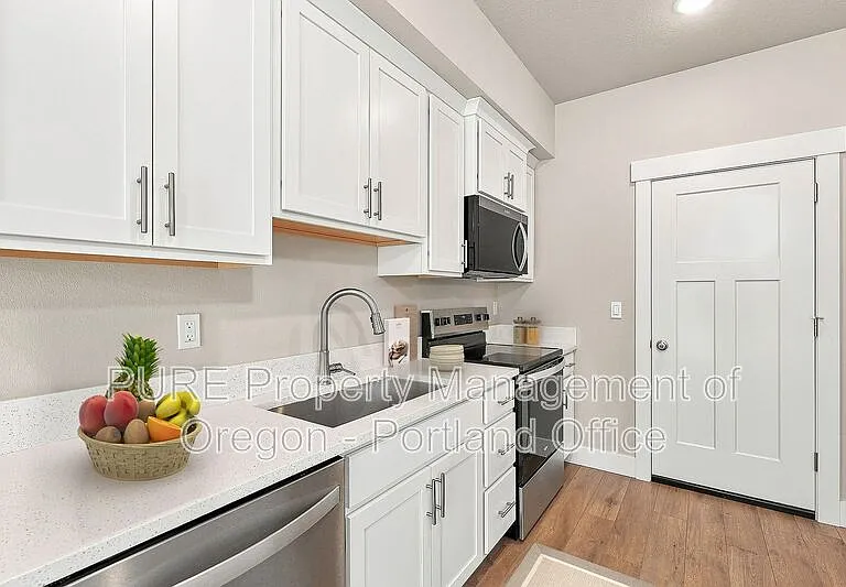 588 NE Alderwood Dr — Photo 8