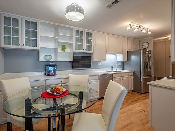 4th image of 1747 W Crystal Ln Unit 607