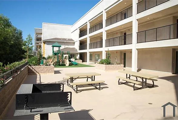 2 bed, 786 sqft, $2,555 — Photo 3