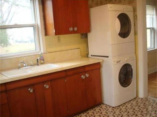 5th image of 77 Whiton Ave