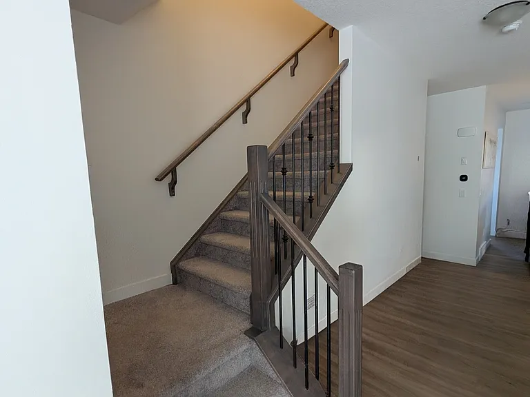 61 Silverton Glen Gate SW — Photo 8