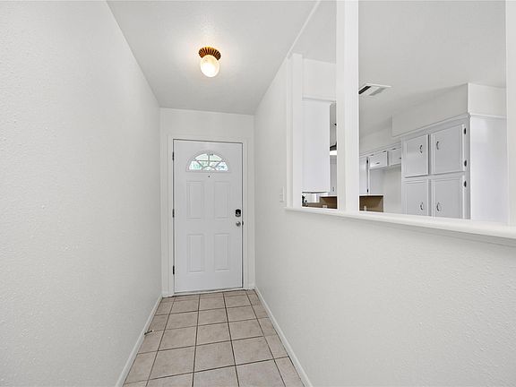 5th image of 3926 Marilyn St