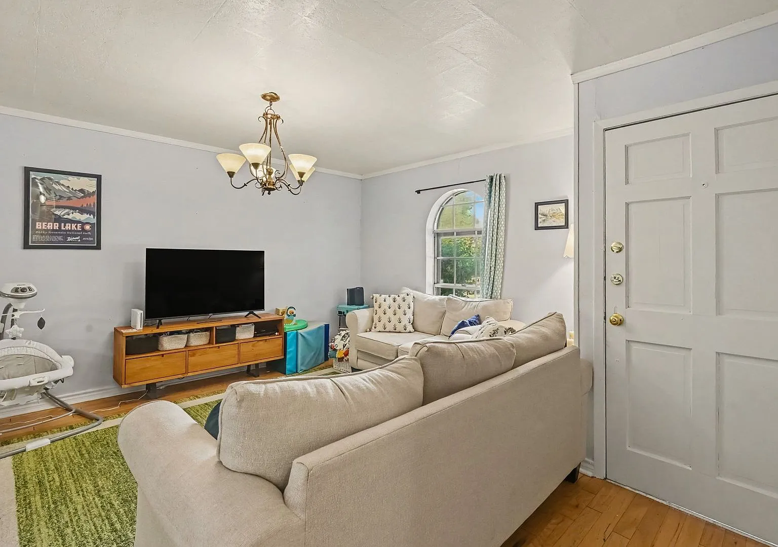 Nestled in a prime Fort Worth location, this charming 3-bedroom, 2-bathroom single-family home of... — Photo 3