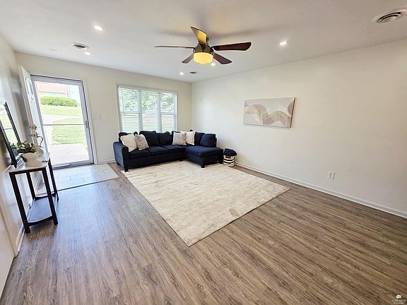 2nd image of 304 Palomino Ln