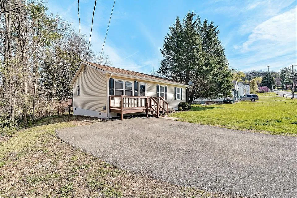 3 bed, 1.0 bath, 1001 sqft, $1,350 — Photo 3