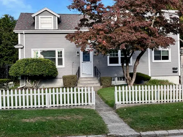 2 Third School St #1, Bristol, RI 02809