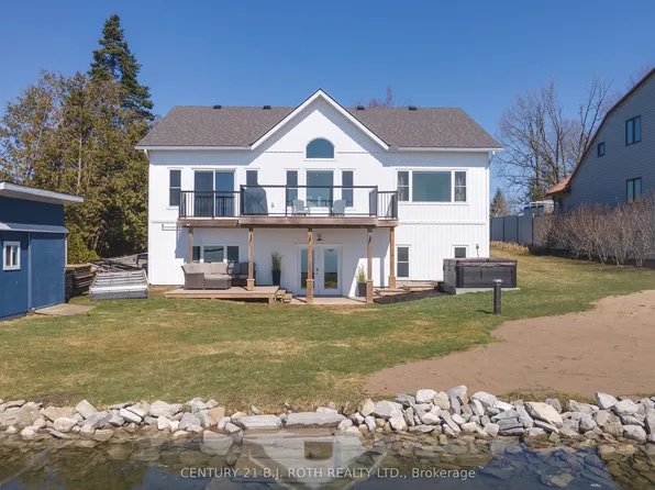 1931 Woods Bay Rd, Severn, ON L3V 0V7