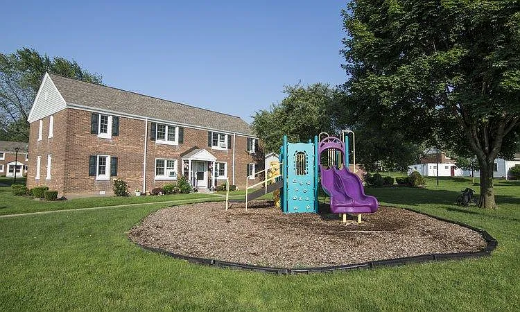 Fernwood Park Apartments — Photo 5