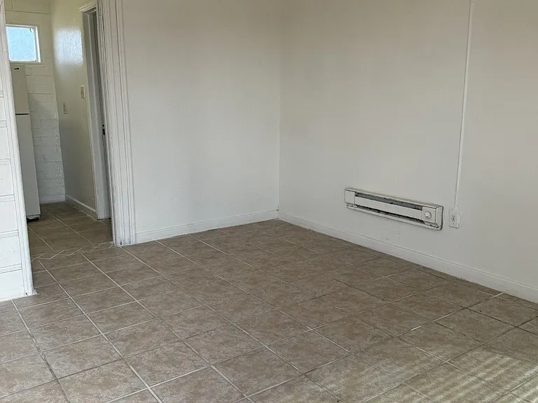 303 W Flores St — Photo 3