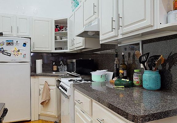 3rd image of 127 W 72nd St APT 5F
