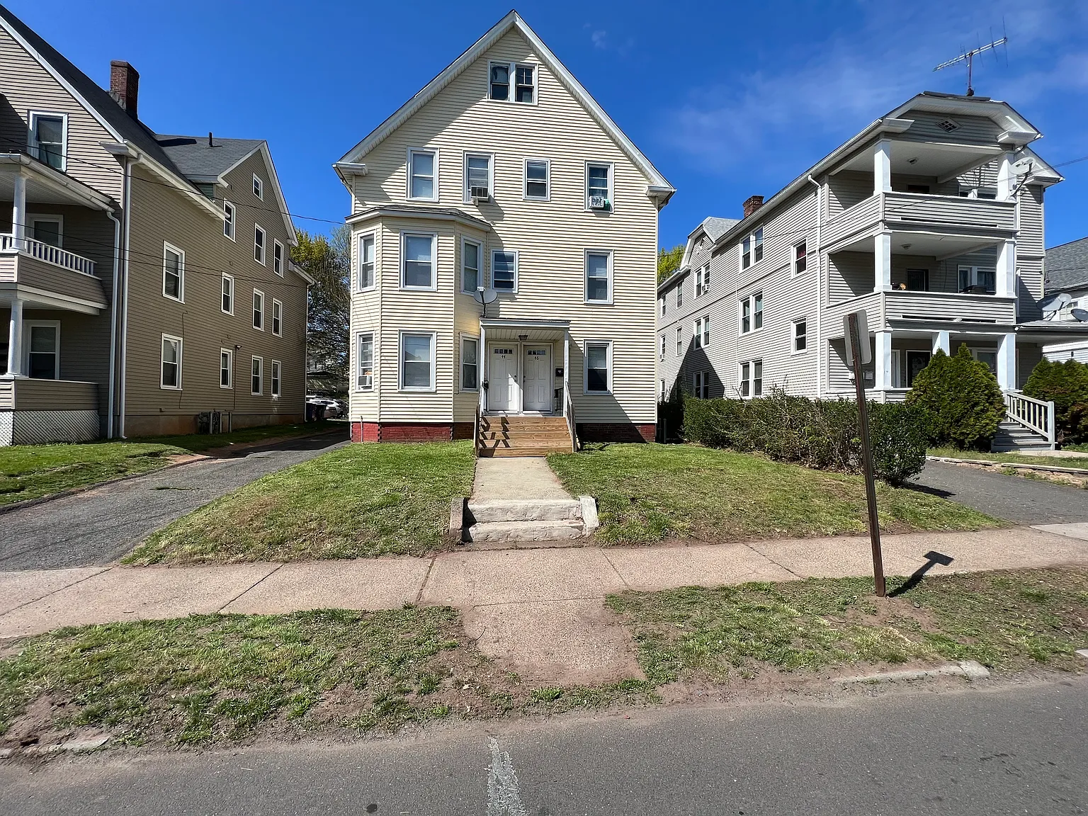 3 bed, 1200 sqft, $1,800 — Photo 1