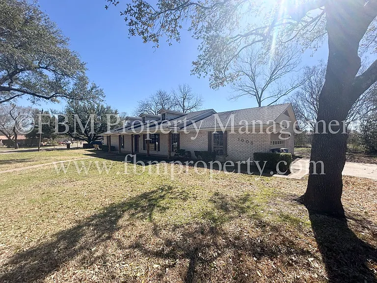 1005 Sunset Dr — Photo 3