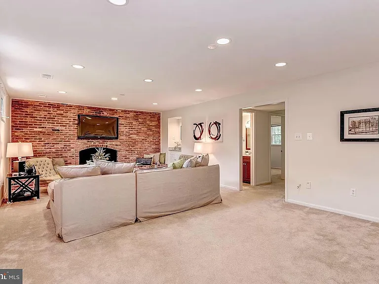 1214 Colonial Rd — Photo 15