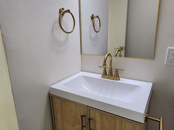 3rd image of 218 N Westlake Ave APT 2