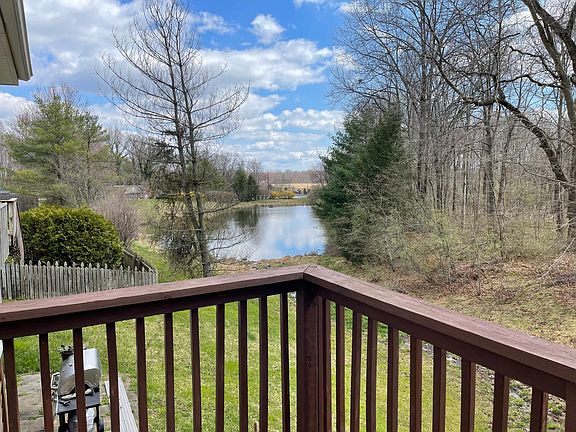 Deck. Relax with a view to the lake!