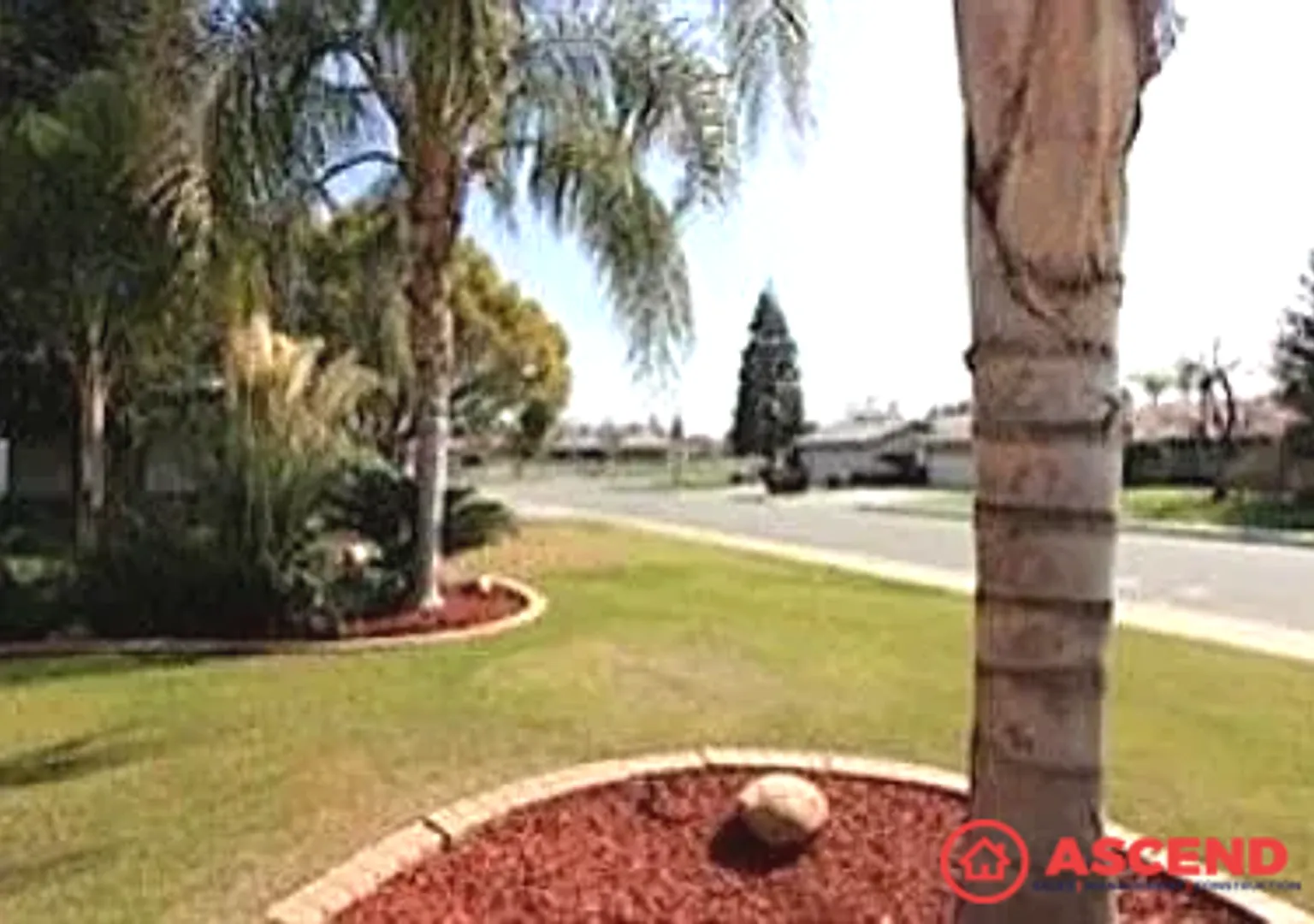 Spacious 4BD/2BA Home in Bakersfield's 93308 Fireplace, Pool, Pets Welcome! — Photo 2