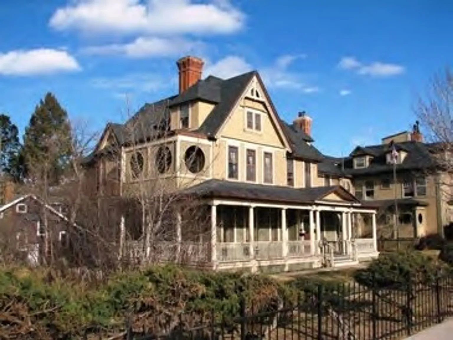 506 N Cascade Avenue — Photo 3