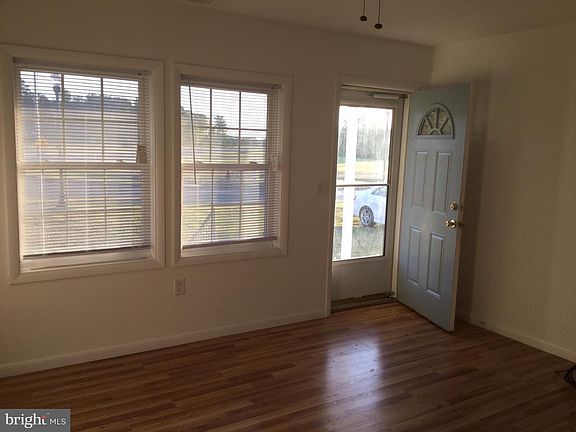 3rd image of 322 Railroad Ave