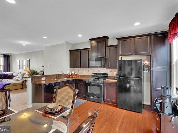 3rd image of 105 Nestors Pl #503