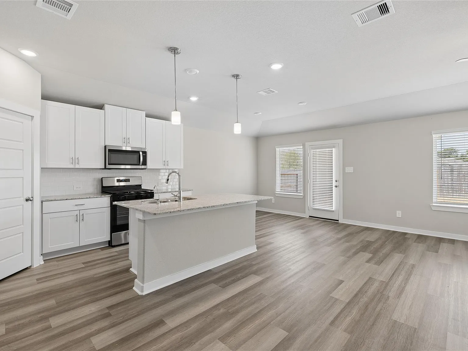 3 bed, 2.0 bath, 1666 sqft, $2,199 — Photo 2