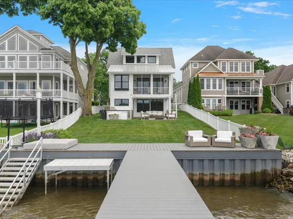 579 Crescent Dr, Holland, MI 49423