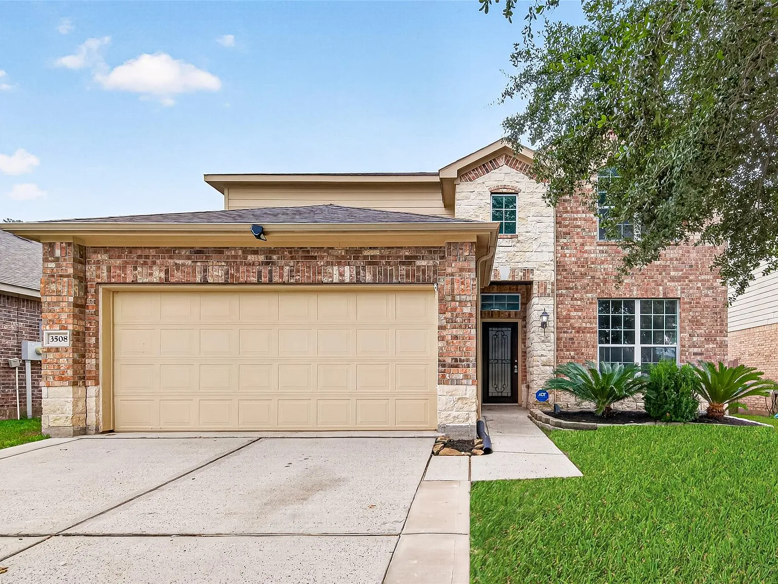 4 bed, 2.5 bath, 2676 sqft, $2,500 — Photo 1