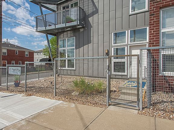 3rd image of 590 W 40th St