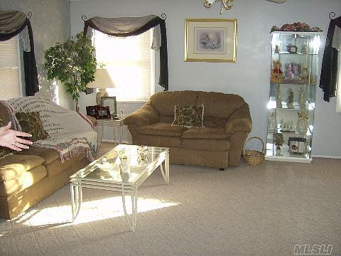 2nd image of 7 Holly Hill Ln
