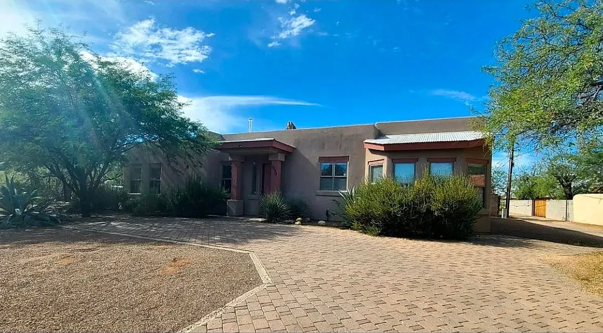 Building Photo - Beautiful 4 bed, 3 bath home near UofA Campus!