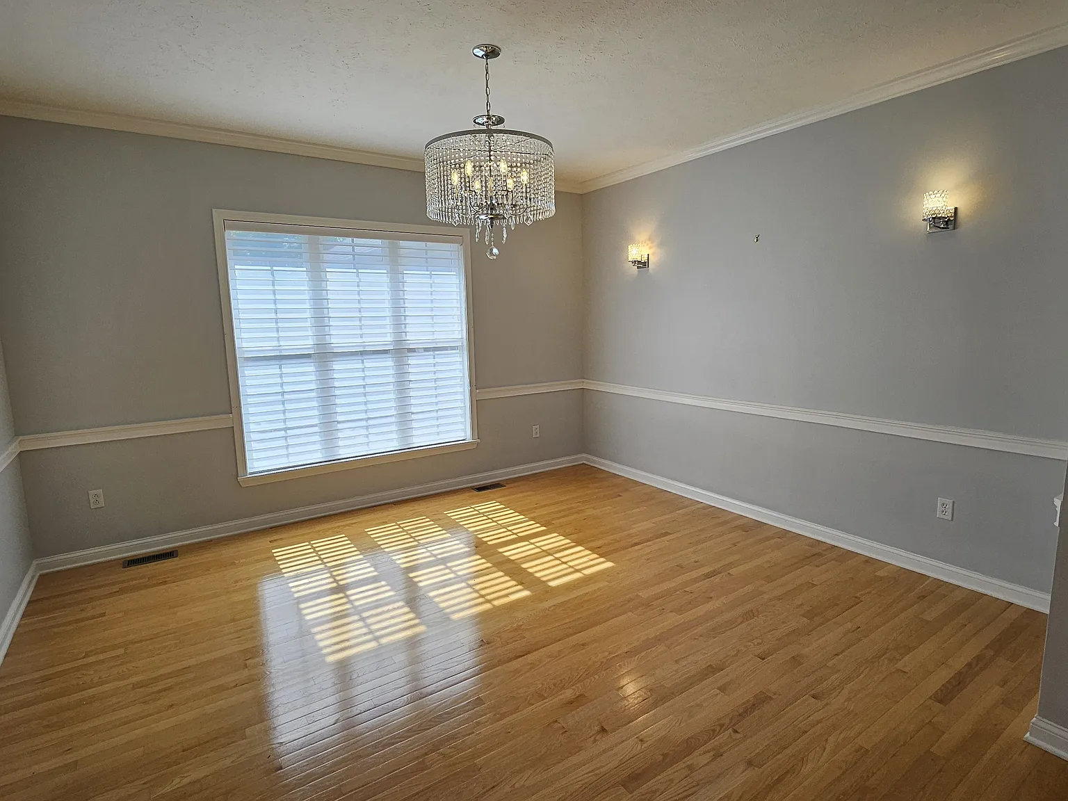 3 bed, 3.5 bath, 2661 sqft, $4,400 — Photo 3