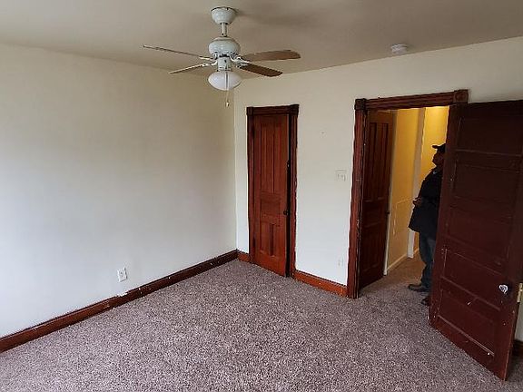 full size bedroom..